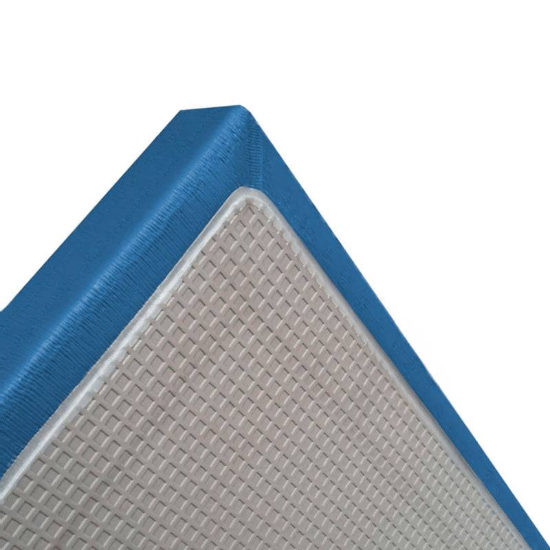 Detailansicht der blauen Tatami Kampfsportmatte mit rutschfester Unterseite. Hochwertige Bodenmatte für Judo oder MMA.