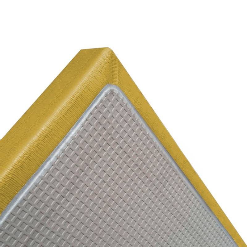 Detailansicht der gelben Tatami Kampfsportmatte mit rutschfester Unterseite. Perfekt für sicheres Training auf jeder Bodenfläche.