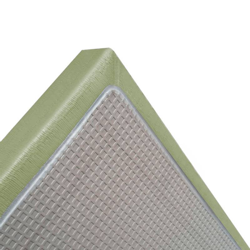 Detailansicht der grünen Tatami Kampfsportmatte mit rutschfester Unterseite. Hochwertige Bodenmatte für Judo oder MMA.