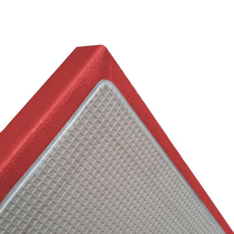 Detailansicht der roten Tatami Kampfsportmatte mit rutschfester Unterseite. Hochwertige Bodenmatte für Judo oder MMA.