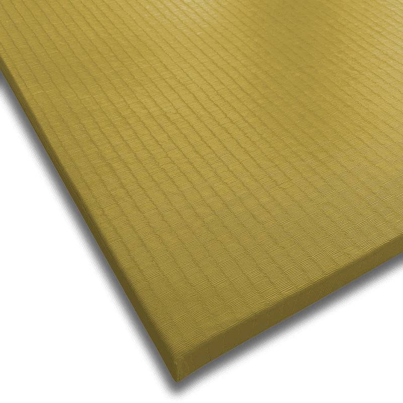 Nahaufnahme der gelben Tatami Judomatte mit strukturierter Oberfläche. Kampfsportmatte günstig kaufen für Judo oder Karate.