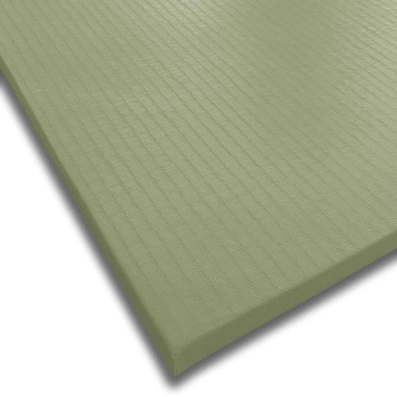 Nahaufnahme der grünen Tatami Judomatte mit strukturierter Oberfläche. Ideal für Judo, Karate und andere Kampfsportarten.
