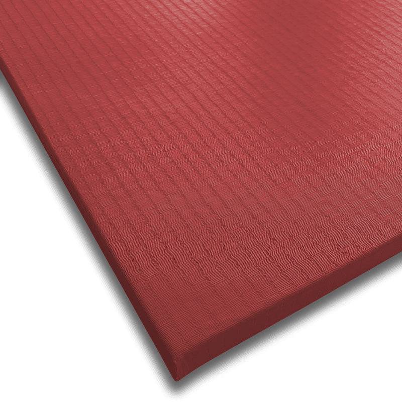 Nahaufnahme der roten Tatami Judomatte mit strukturierter Oberfläche. Ideal für Judo, Karate und andere Kampfsportarten.