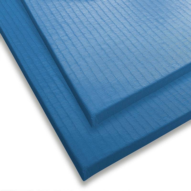 Zwei blaue Tatami Judomatten übereinandergelegt. Rutschfeste Bodenmatten für sicheres Kampfsporttraining in Dojos.