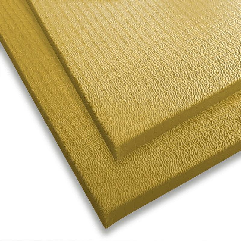 Zwei gelbe Tatami Judomatten übereinandergelegt. Robuste Bodenmatten für Kampfsporttraining in Dojos oder Fitnessstudios.