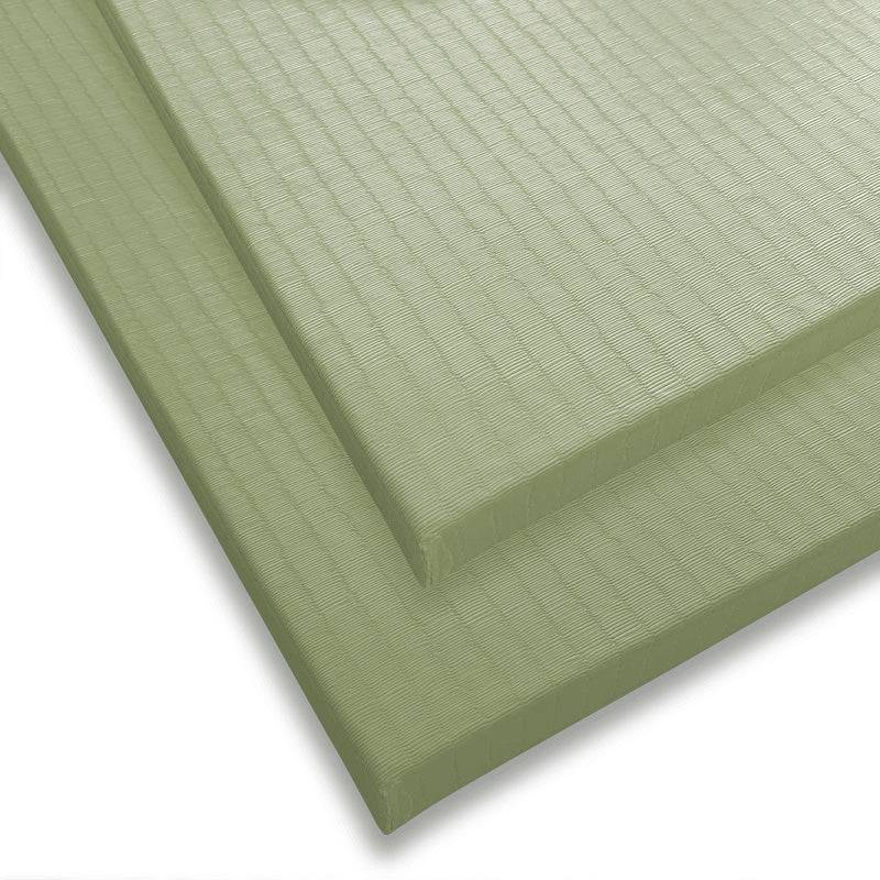 Zwei grüne Tatami Judomatten übereinandergelegt. Rutschfeste Bodenmatten für sicheres Kampfsporttraining in Dojos.