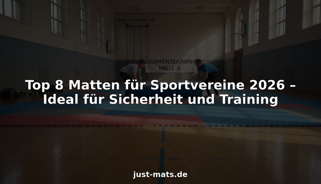 Trainer breiten in der Sporthalle Turnmatten aus.