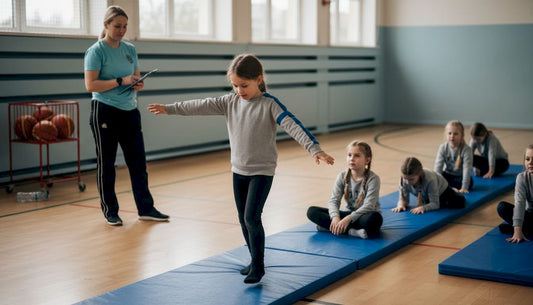 Im Turnraum tollen die Kinder auf blauen Matten herum und treiben Sport.
