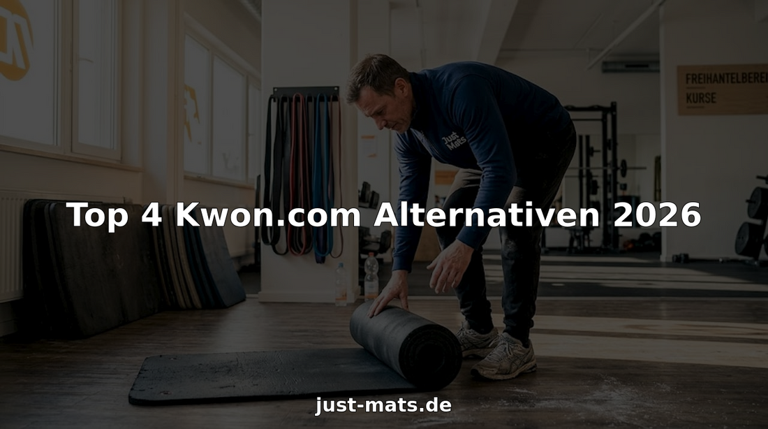 Der Studiobetreiber rollt nach dem Training die Matte im Trainingsraum zusammen.