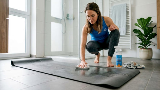 Zu Hause sorgt eine Frau dafür, dass ihre Fitnessmatte wieder richtig sauber wird.