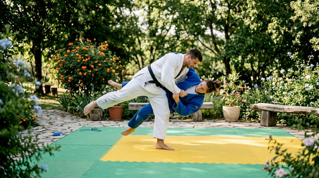 Ein Judoka wirft seinen Gegner auf die Matte.