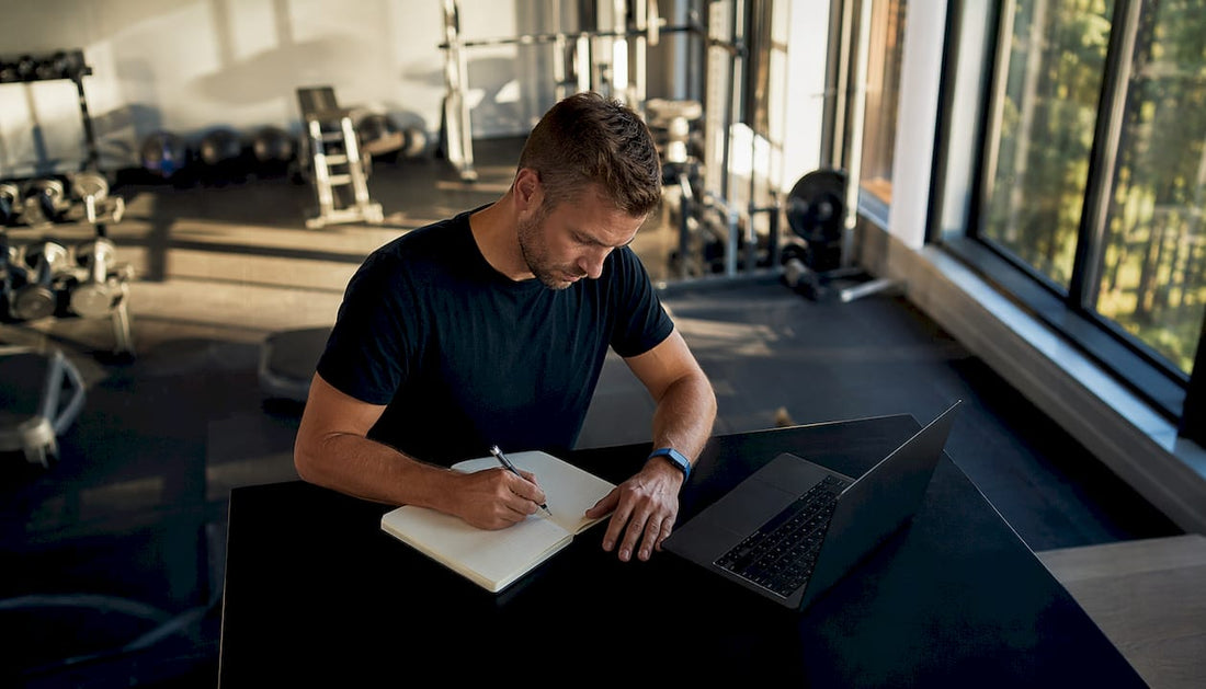 Der Trainer macht seinen Laptop für den Wechsel auf eine neue Plattform startklar.