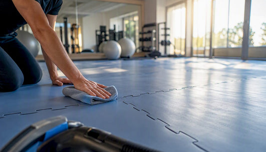 Händische Reinigung einer allergikerfreundlichen Fitnessmatte