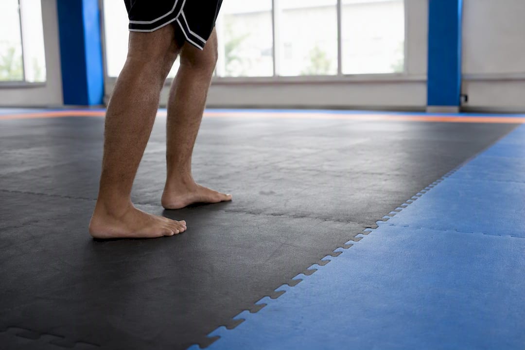 Fußstellung auf Kampfsportmatten im Trainingsstudio