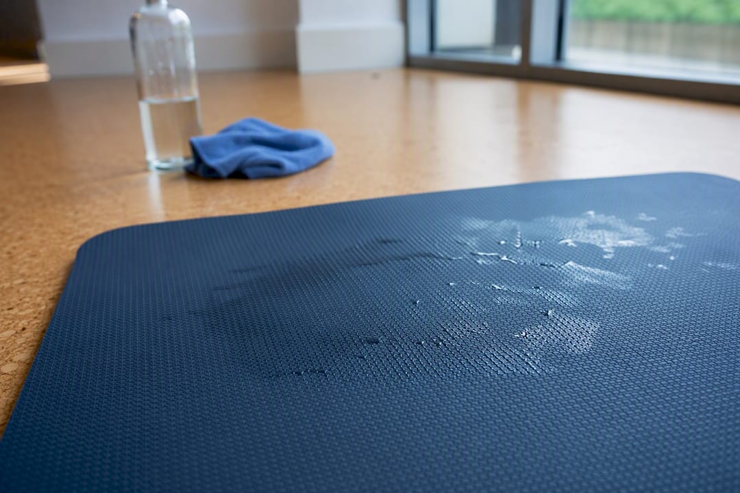 Hand prüft den feuchtigkeitsaktiven Grip einer Yogamatte