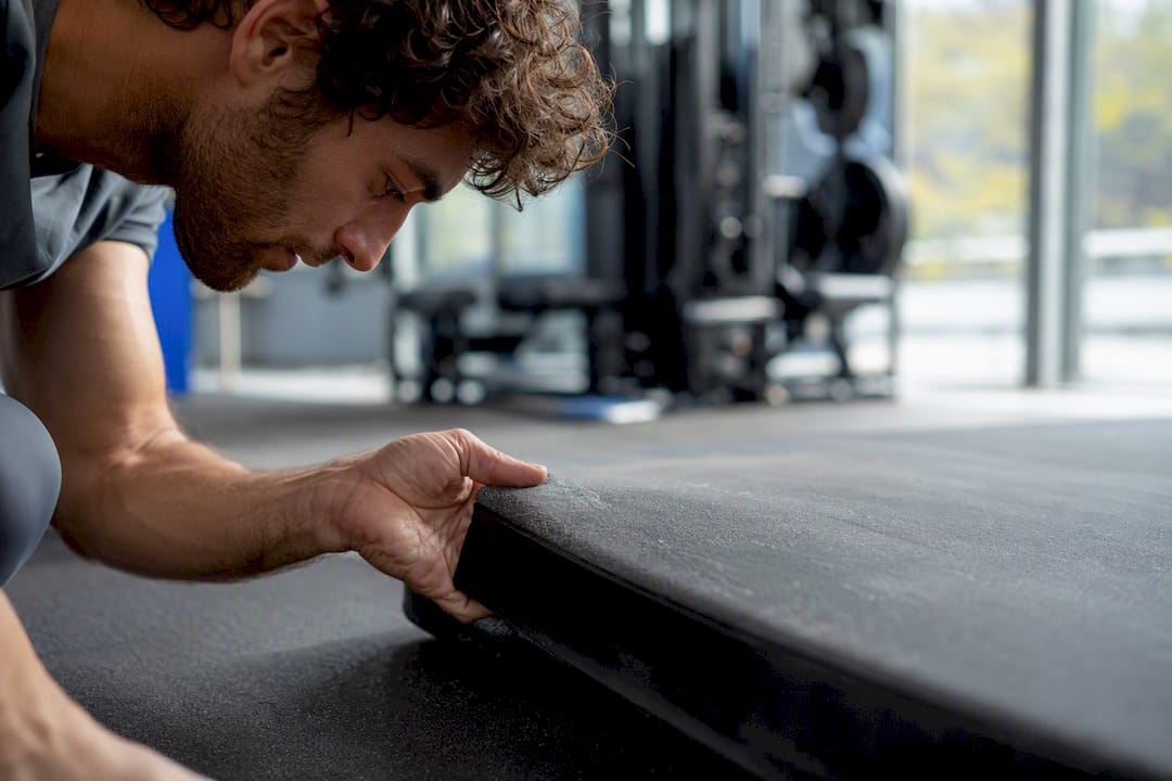 Hand riecht an einer Sportmatte