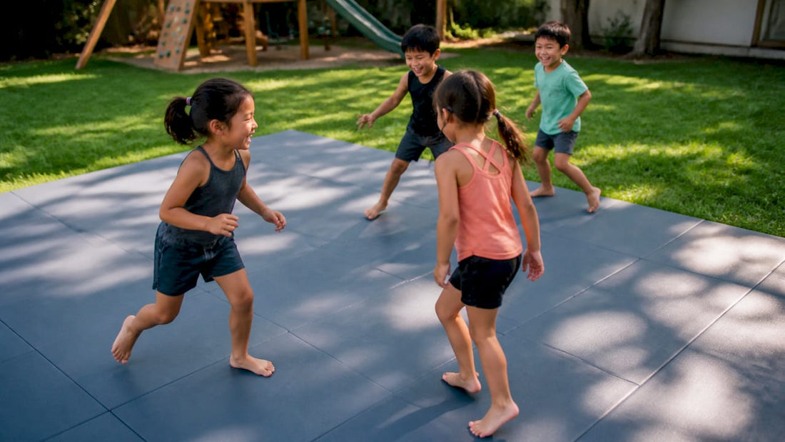 Kinder spielen auf einer sauberen Sportmatte