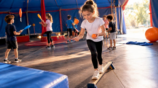 Kinder trainieren ihr Gleichgewicht im Kinderzirkus