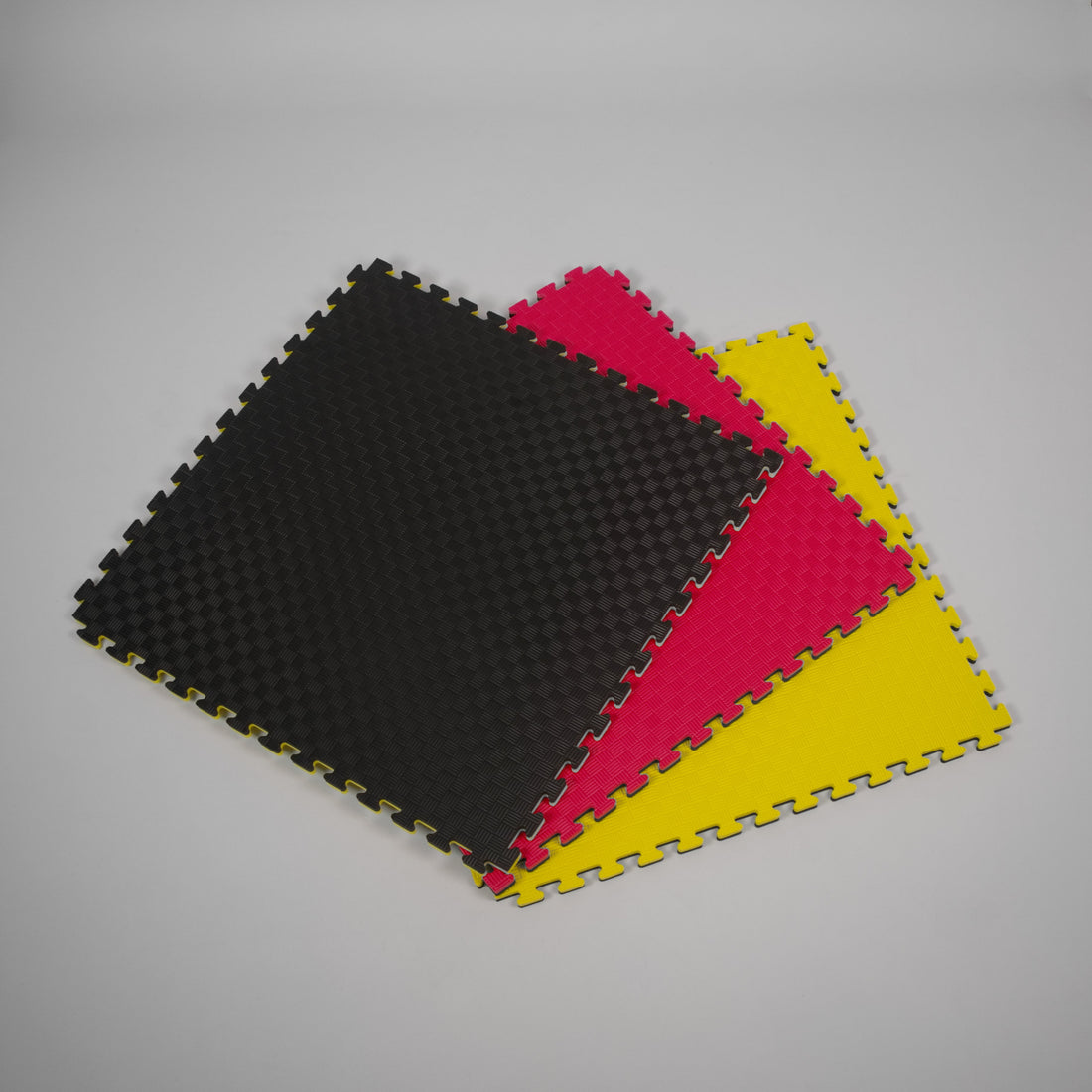 Alt-Text (Deutsch):  
Detailansicht der strapazierfähigen Puzzle Matten von Just Mats in Blau und Rot.