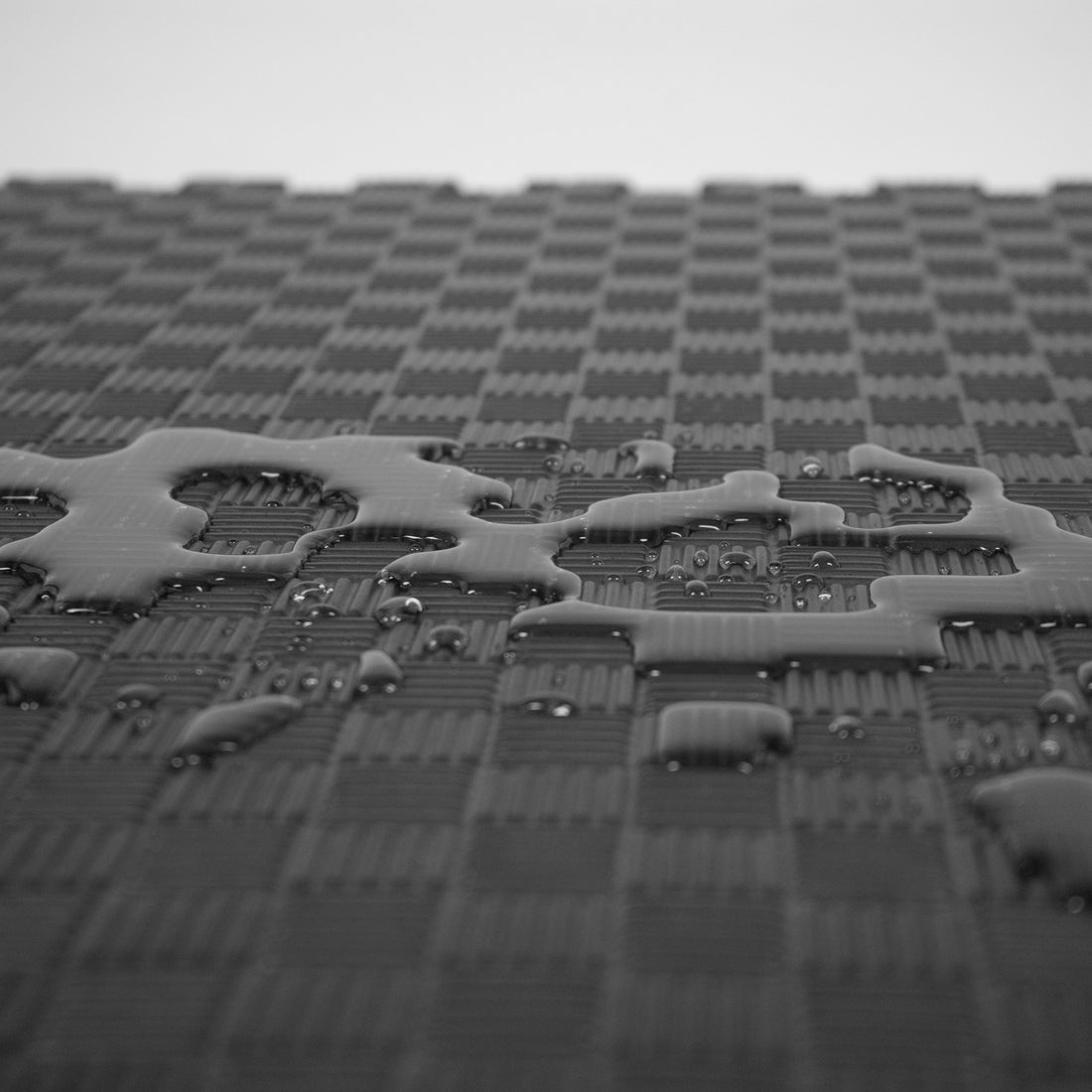 Alt-Text (Deutsch):  
Wasserdichte Puzzlematten für Kampfsport in Rot und Schwarz, rutschfest.