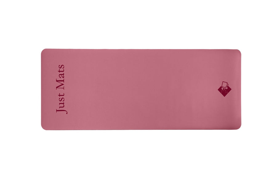 Rosa Yogamatte PUREFLOW PRO aus Naturkautschuk und PU-Leder mit kratzfester Oberfläche für optimalen Grip.