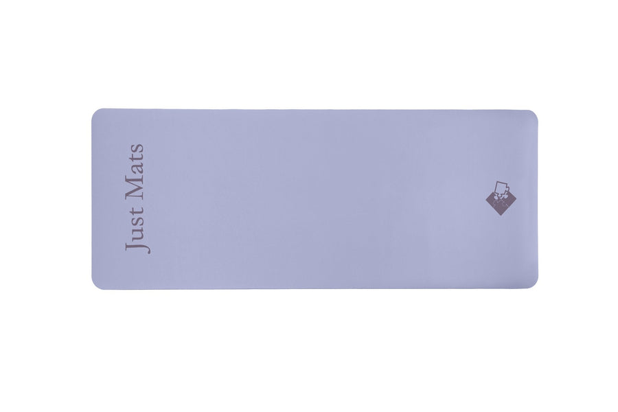 Minimalistische Yogamatte PUREFLOW PRO aus Naturkautschuk und kratzfestem PU-Leder in sanftem Lila.