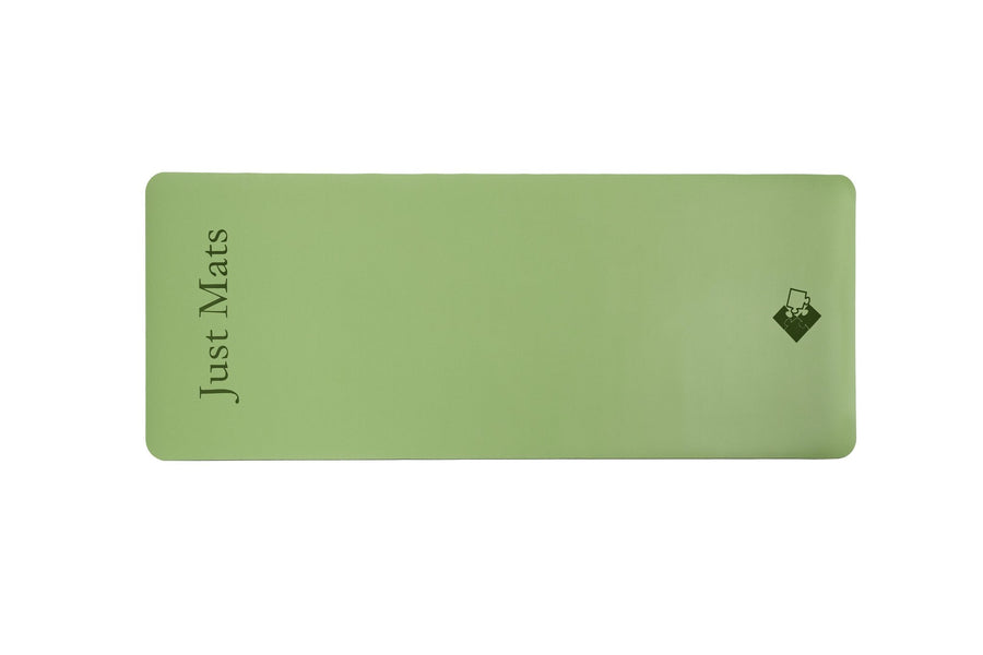 Minimalistische Yogamatte PUREFLOW PRO in sanftem Grün aus Naturkautschuk und kratzfestem PU-Leder, ideal für
