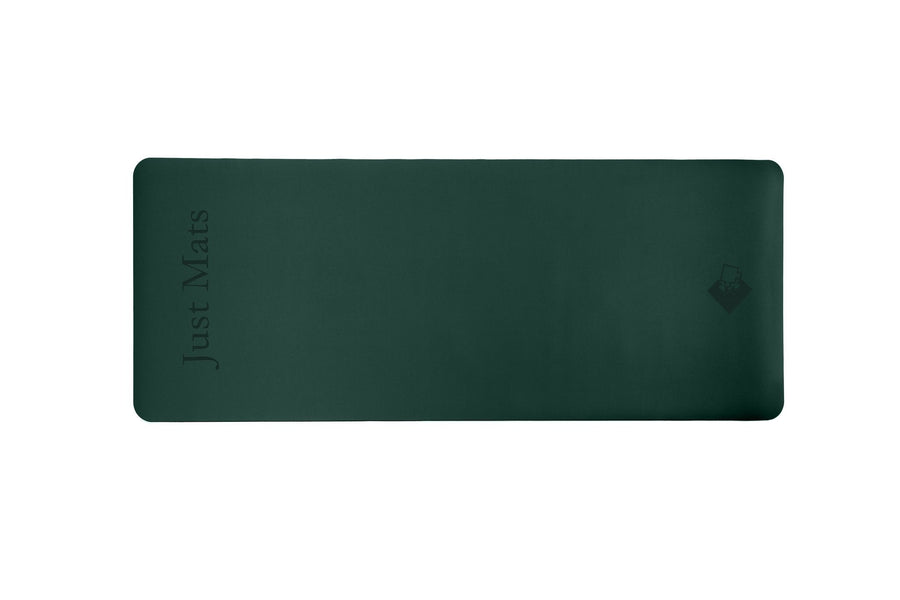 Dunkelgrüne Yogamatte PUREFLOW PRO aus Naturkautschuk und PU-Leder mit kratzfester, rutschfester Oberfläche.