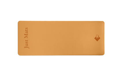 Minimalistische Yogamatte PUREFLOW PRO aus Naturkautschuk und kratzfestem PU-Leder in warmem Orange.