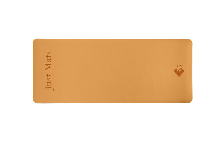 Minimalistische Yogamatte PUREFLOW PRO aus Naturkautschuk und kratzfestem PU-Leder in warmem Orange.