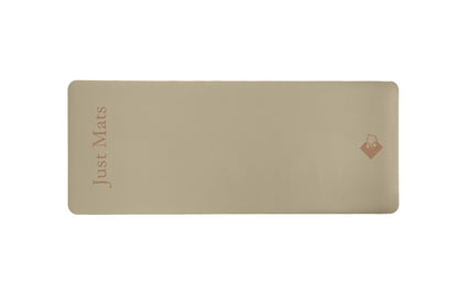 Minimalistische Yogamatte PUREFLOW PRO aus Naturkautschuk und PU-Leder in Beige mit kratzfester Oberfläche.