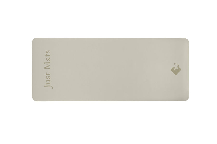 Minimalistische Yogamatte PUREFLOW PRO aus Naturkautschuk und PU-Leder in Beige mit kratzfester Oberfläche.