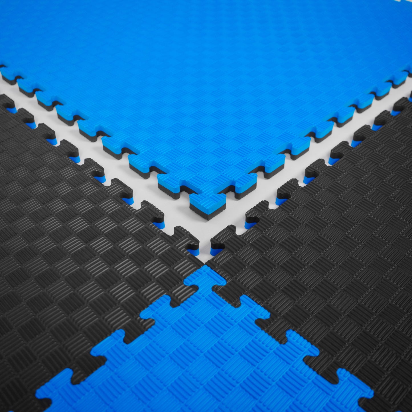 Kampfsport Puzzlematte 100 x 100 cm in Blau und Schwarz mit rutschfester Oberfläche. Ideal als Bodenschutzmatte für Fitness und Gymnastik.