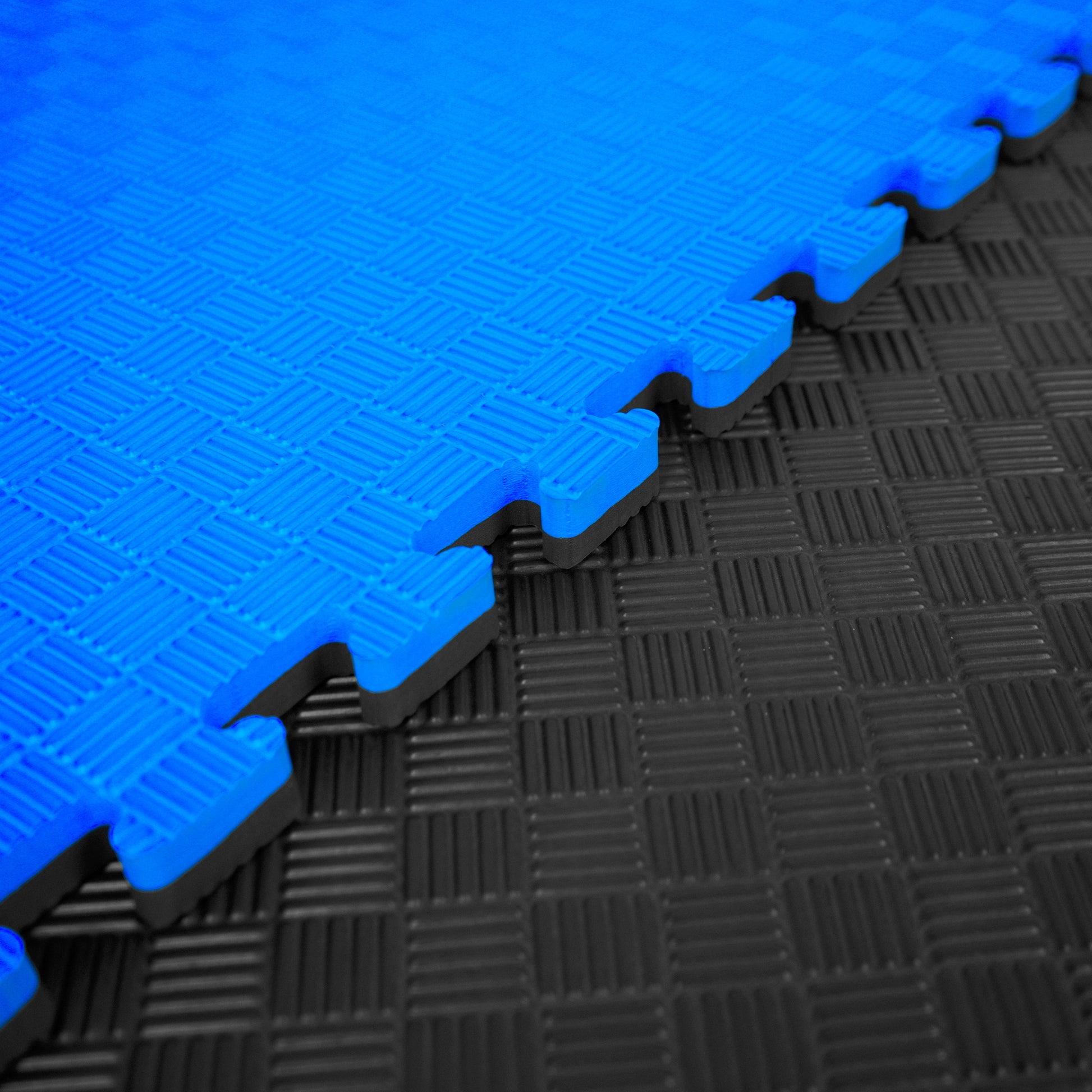 Kampfsport Puzzlematte 100 x 100 cm in Blau und Schwarz mit rutschfester Oberfläche, ideal als Bodenschutzmatte für Fitness und Gymnastik.