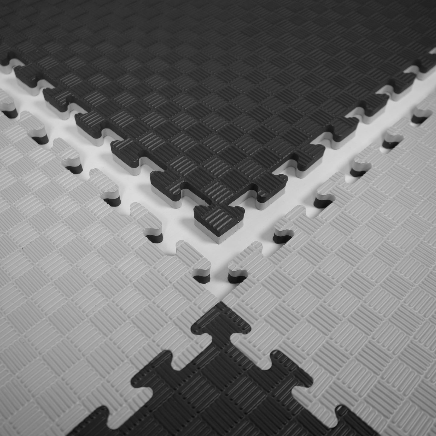Kampfsport Puzzlematte 100 x 100 cm in Schwarz, Grau und Weiß mit rutschfester Oberfläche. Ideal als Bodenmatte für Fitness und Gymnastik.