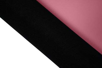 Yogamatte PUREFLOW PRO aus Naturkautschuk und PU-Leder in Schwarz und Rosa mit rutschfester Struktur.