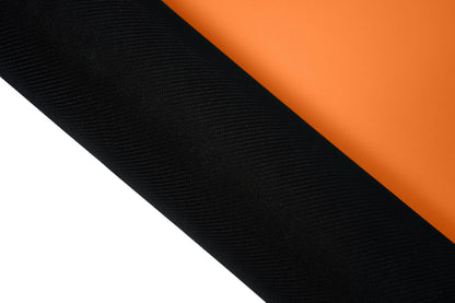 Yogamatte PUREFLOW PRO aus Naturkautschuk und PU-Leder in Schwarz und Orange mit rutschfester Struktur.