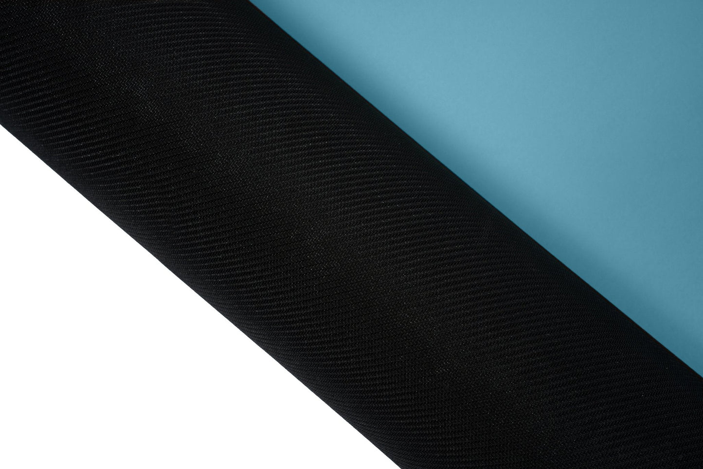 Minimalistische Yogamatte PUREFLOW PRO aus Naturkautschuk und kratzfestem PU-Leder in Schwarz mit rutschfester Struktur.
