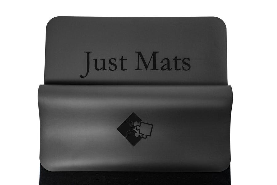 Minimalistische Yogamatte PUREFLOW PRO aus Naturkautschuk und kratzfestem PU-Leder in Schwarz, ideal für Haustierbesitzer.