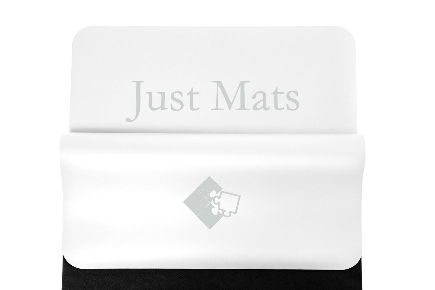 Minimalistische Yogamatte PUREFLOW PRO aus Naturkautschuk und PU-Leder mit kratzfester Oberfläche in Schwarz.