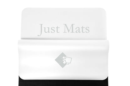 Minimalistische Yogamatte PUREFLOW PRO aus Naturkautschuk und PU-Leder mit kratzfester Oberfläche in Schwarz.