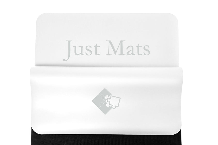 Minimalistische Yogamatte PUREFLOW PRO aus Naturkautschuk und PU-Leder mit kratzfester Oberfläche in Schwarz.