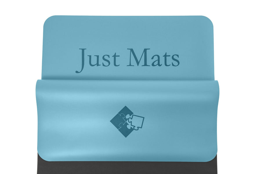 Yogamatte PUREFLOW PRO aus Naturkautschuk und PU-Leder in Blau mit kratzfester Oberfläche und optimalem Grip.