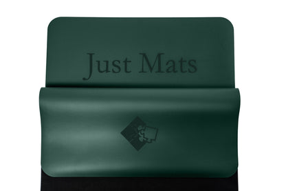 Minimalistische Yogamatte PUREFLOW PRO aus Naturkautschuk und PU-Leder in Dunkelgrün mit kratzfester Oberfläche.