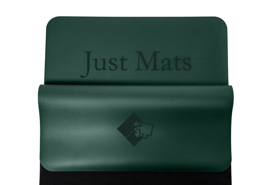 Minimalistische Yogamatte PUREFLOW PRO aus Naturkautschuk und PU-Leder in Dunkelgrün mit kratzfester Oberfläche.