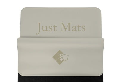Minimalistische Yogamatte PUREFLOW PRO aus Naturkautschuk und kratzfestem PU-Leder in Beige und Schwarz.