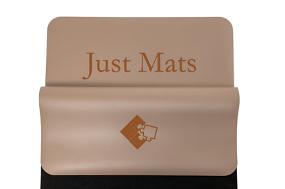 Yogamatte PUREFLOW PRO aus Naturkautschuk und PU-Leder in Beige mit kratzfester Oberfläche für optimalen Grip.