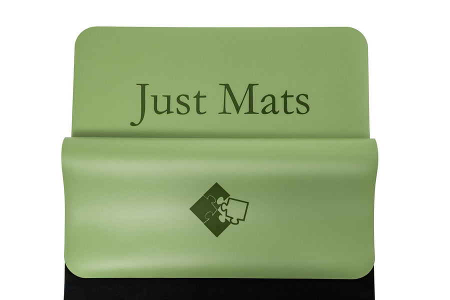 Minimalistische Yogamatte PUREFLOW PRO aus Naturkautschuk und PU-Leder in sanftem Grün, ideal für Haustierbesitzer.