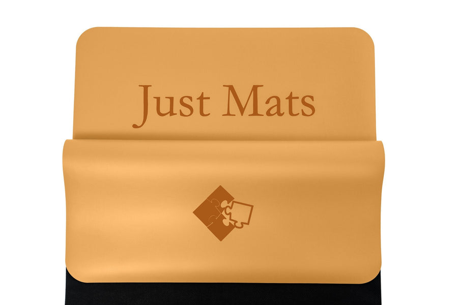 Minimalistische Yogamatte PUREFLOW PRO aus Naturkautschuk und PU-Leder in Orange mit kratzfester Oberfläche.