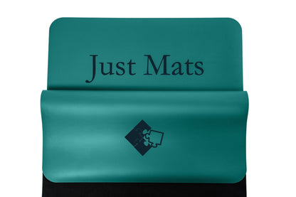 Minimalistische Yogamatte PUREFLOW PRO aus Naturkautschuk und PU-Leder in Türkis mit kratzfester Oberfläche.